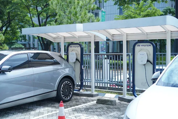 Halaman luar showroom dan spklu Hyundai BSD City