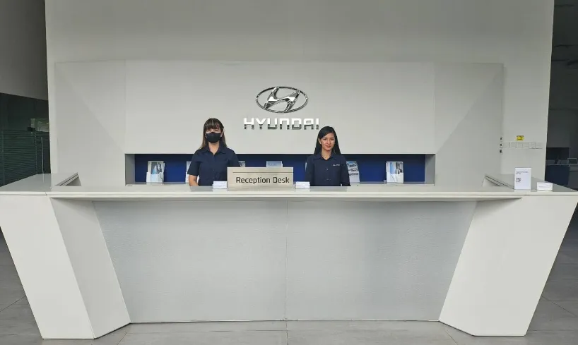 Resepsionis showroom Hyundai BSD City